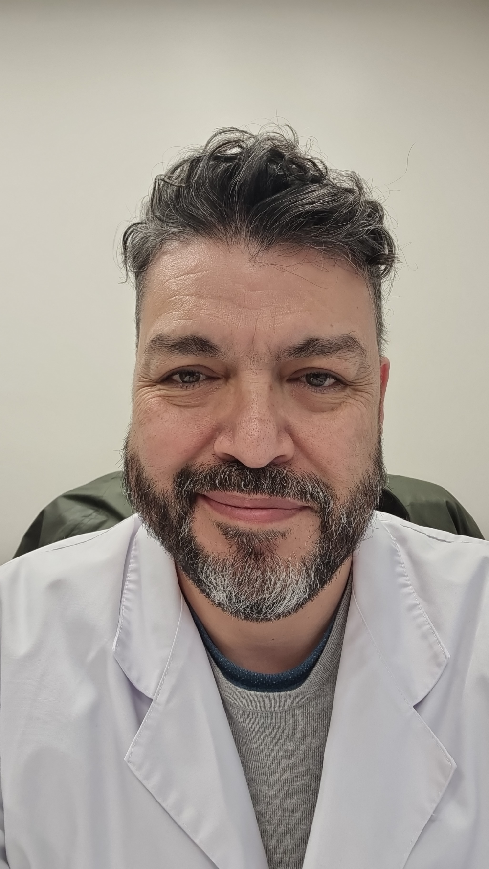 "El SOP el trastorno endocrino-metabólico más frecuente en mujeres en edad reproductiva, afectando entre un 10% y un 15% de ellas", detalla Claudio Villarroel, profesor de la Facultad de Medicina y Director de IDIMI U. de Chile.